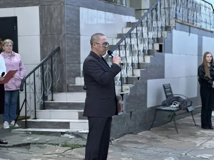 Поклонимся великим тем годам