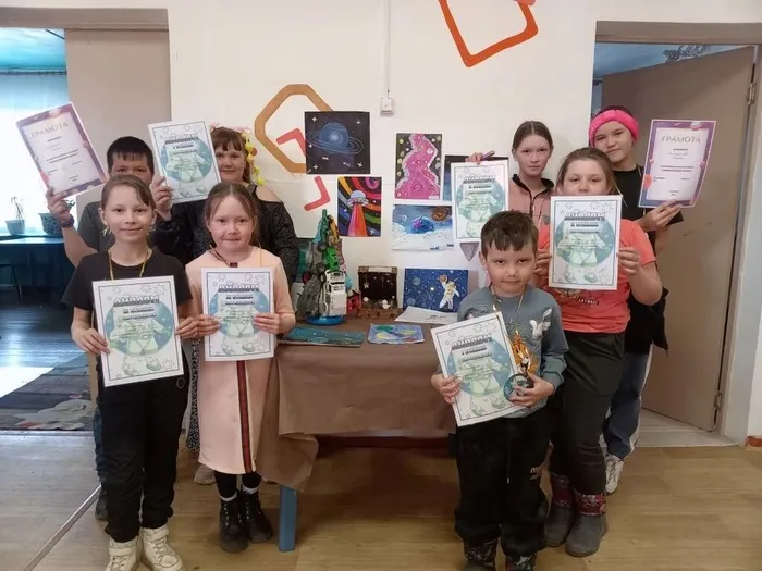 Дети со своими работами